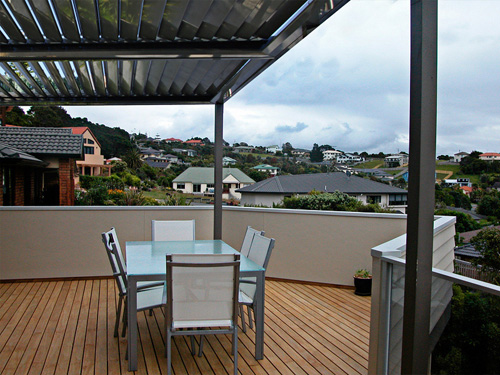 Pergola de aluminio en terraza las lamas orientables nos protegen del sol y la lluvia